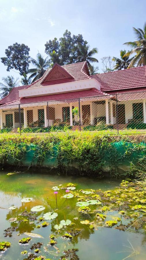 Отель The Royal Island Mundrothuruth Экстерьер фото